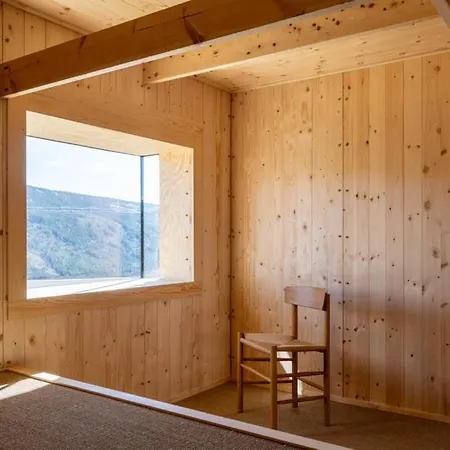 Дом отдыха Architect Designed Sleeping Box In Barn