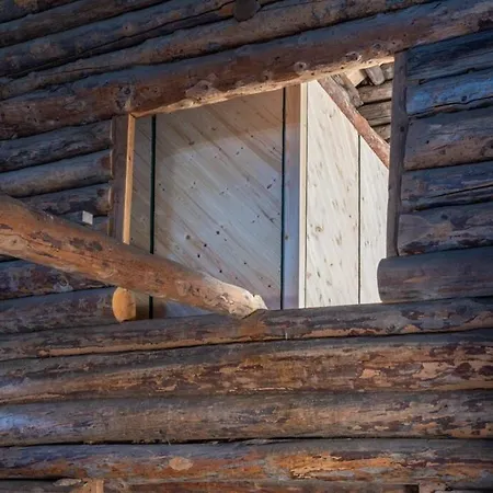 Architect Designed Sleeping Box In Barn Casa de Férias